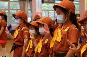 宣誓的小女童軍們熟練地讀出誓詞，承諾會時刻謹守誓詞，愛護自己、家人和國家，並會日行一善，學會幫助別人。