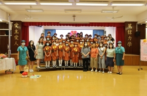 宣誓儀式完畢，小女童軍和家長們一起拍照留念。